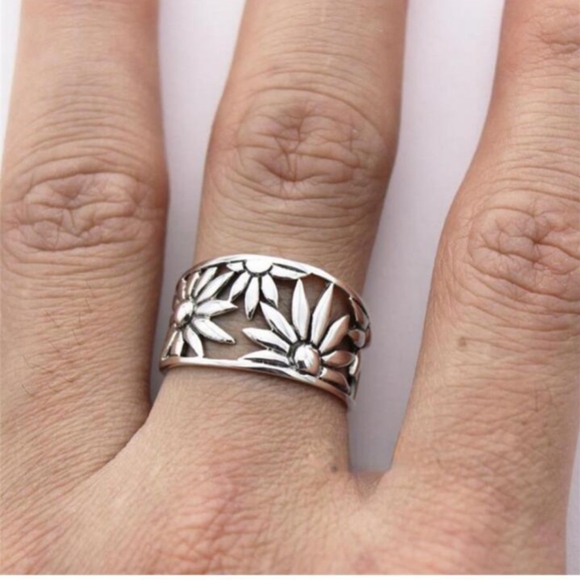 Women's Bohemian Minimalist Silvertone Daisy Ring various - Picture 3 of 4